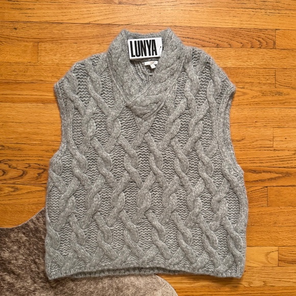 lunya Sweaters - LUNYA BNWT Lofty Wool Cable Knit Sweater Vest in Nod Grey Size L/XL